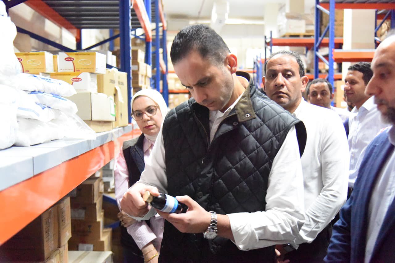 في جولة ليليلة.. نائب وزير الصحة يتفقد مخازن الأدوية والمستلزمات الطبية بشمال سيناء