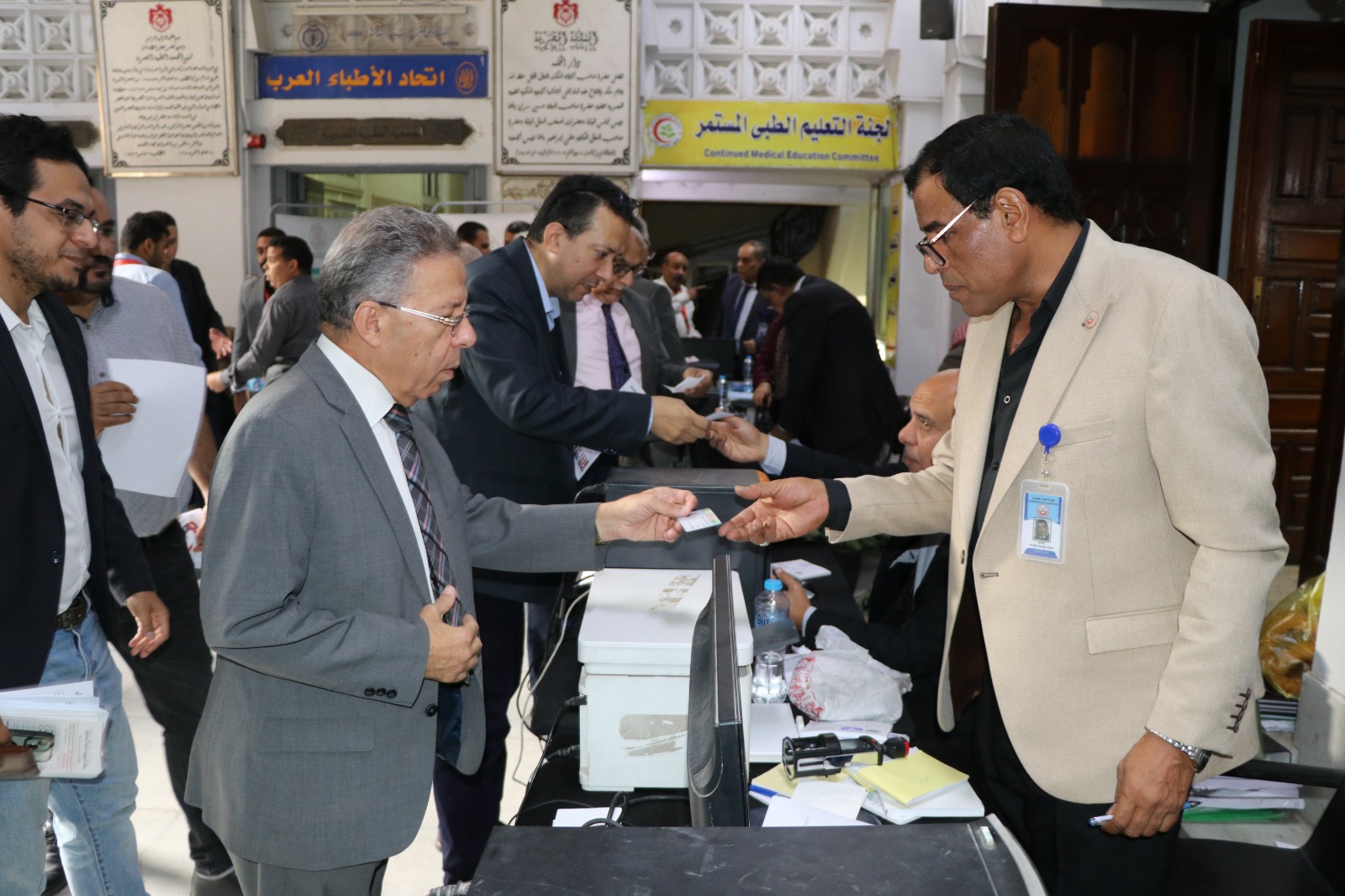 نقيب الأطباء يدلي بصوته في انتخابات التجديد النصفي للنقابة ويدعو للمشاركة الواسعة والفاعلة